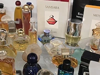 Lot 241 - mooi lotje diverse mini parfums em staltjes ong 64 stuks - afbeelding 3 van  4