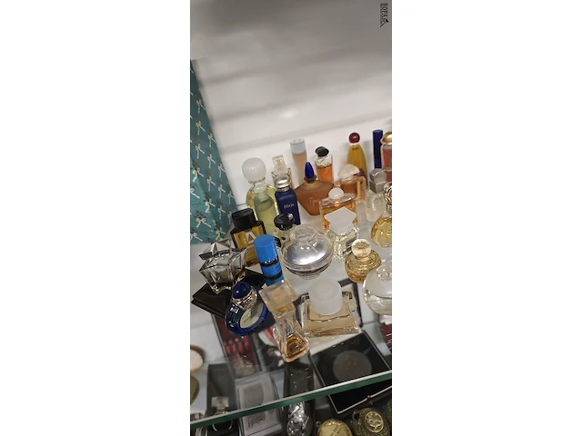 Lot 241 - mooi lotje diverse mini parfums em staltjes ong 64 stuks - afbeelding 4 van  4