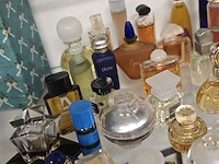 Lot 241 - mooi lotje diverse mini parfums em staltjes ong 64 stuks - afbeelding 4 van  4