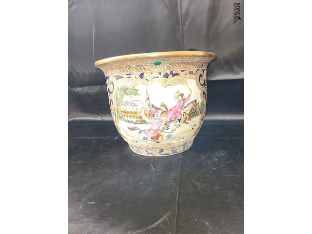 Lot 242 - antieke bloempot - afbeelding 1 van  5