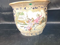 Lot 242 - antieke bloempot - afbeelding 1 van  5