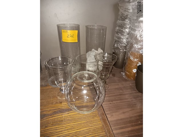 Lot 242 - glazen vazen. 7 stuks - afbeelding 1 van  1