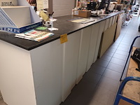 Lot 242 - hoek toonbank - afbeelding 1 van  4