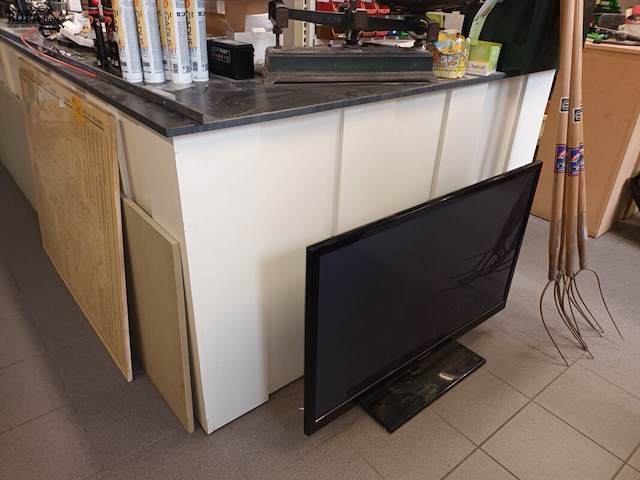 Lot 242 - hoek toonbank - afbeelding 2 van  4