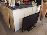 Lot 242 - hoek toonbank - afbeelding 2 van  4