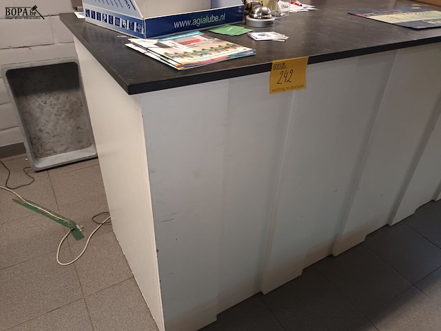 Lot 242 - hoek toonbank - afbeelding 4 van  4