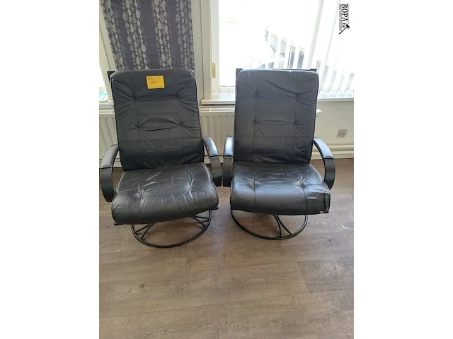 Lot 242 - lederen relax zetel. 2 stuks - afbeelding 1 van  4