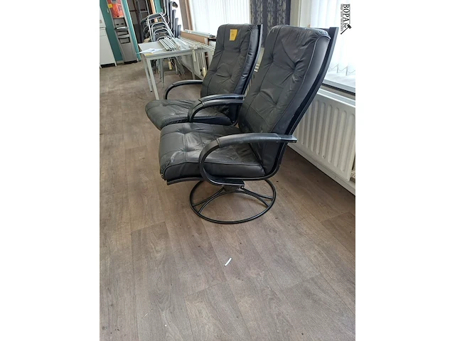 Lot 242 - lederen relax zetel. 2 stuks - afbeelding 2 van  4