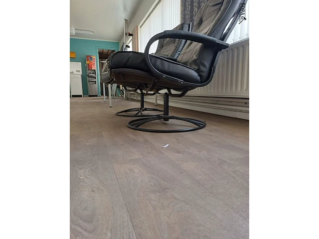 Lot 242 - lederen relax zetel. 2 stuks - afbeelding 3 van  4