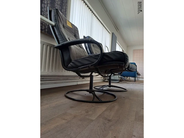 Lot 242 - lederen relax zetel. 2 stuks - afbeelding 4 van  4