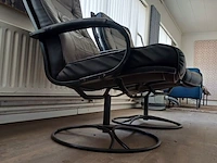 Lot 242 - lederen relax zetel. 2 stuks - afbeelding 4 van  4