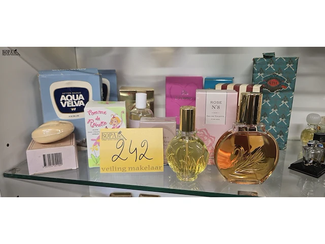 Lot 242 - ongeopende flessen parfum, after shave en stuk zeep - afbeelding 1 van  6