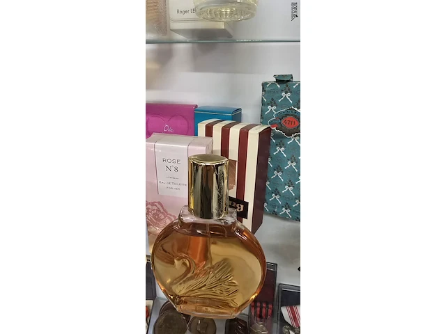 Lot 242 - ongeopende flessen parfum, after shave en stuk zeep - afbeelding 3 van  6