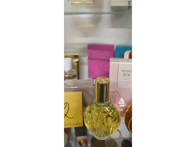 Lot 242 - ongeopende flessen parfum, after shave en stuk zeep - afbeelding 4 van  6