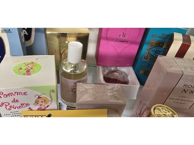 Lot 242 - ongeopende flessen parfum, after shave en stuk zeep - afbeelding 5 van  6
