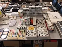 Lot 242 - schildersmateriaal - afbeelding 1 van  6