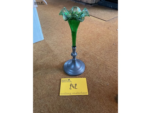 Lot 242 - vaasje op tinnen voetstuk - afbeelding 1 van  1