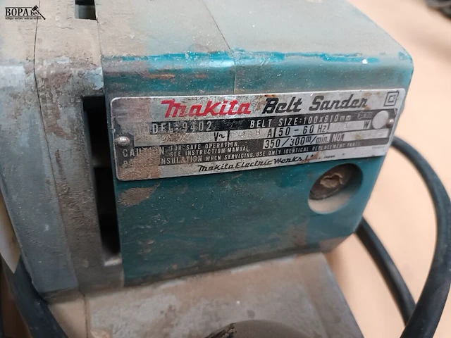 Lot 243 - bandschuurmachine makita - afbeelding 2 van  3
