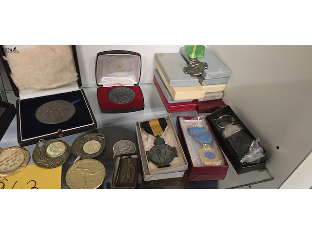 Lot 243 - eregedenktekens en medailles ong 56 stuks - afbeelding 2 van  5