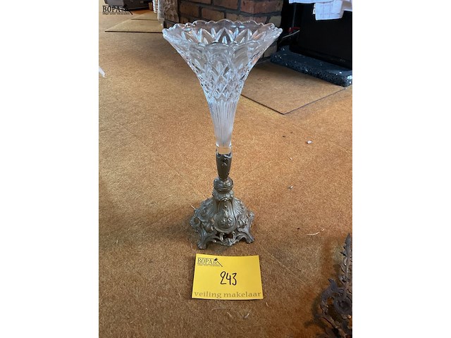 Lot 243 - kristallen vaasje op voetstuk in tin - afbeelding 1 van  3