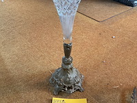 Lot 243 - kristallen vaasje op voetstuk in tin - afbeelding 1 van  3