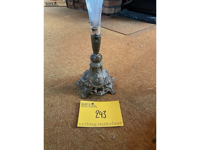 Lot 243 - kristallen vaasje op voetstuk in tin - afbeelding 2 van  3