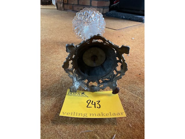 Lot 243 - kristallen vaasje op voetstuk in tin - afbeelding 3 van  3