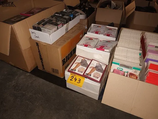 Lot 243 - nylonkousen. 4 dozen - afbeelding 1 van  5