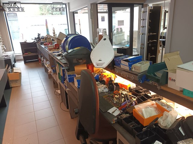 Lot 243 - rechte toonbank - afbeelding 2 van  3