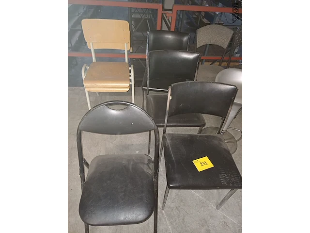 Lot 243 - stoelen en barkruk - 11 stuks - afbeelding 1 van  5