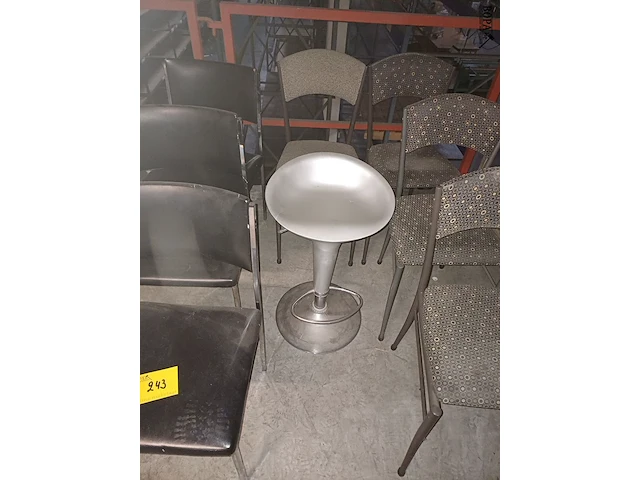 Lot 243 - stoelen en barkruk - 11 stuks - afbeelding 2 van  5