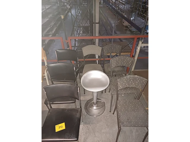 Lot 243 - stoelen en barkruk - 11 stuks - afbeelding 4 van  5