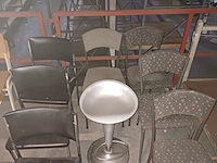 Lot 243 - stoelen en barkruk - 11 stuks - afbeelding 4 van  5