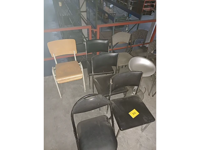 Lot 243 - stoelen en barkruk - 11 stuks - afbeelding 5 van  5