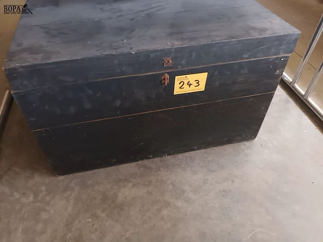 Lot 243 - zwarte houten koffer - afbeelding 1 van  3