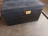 Lot 243 - zwarte houten koffer - afbeelding 1 van  3