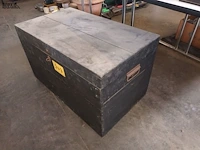Lot 243 - zwarte houten koffer - afbeelding 2 van  3