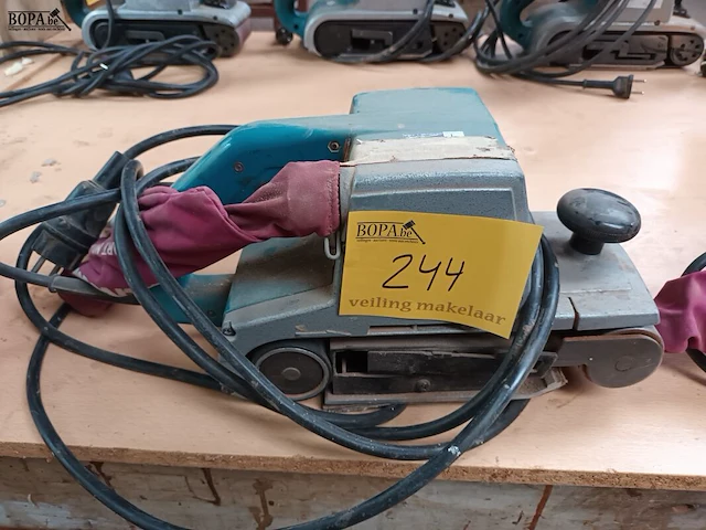 Lot 244 - bandschuurmachine makita - afbeelding 1 van  3