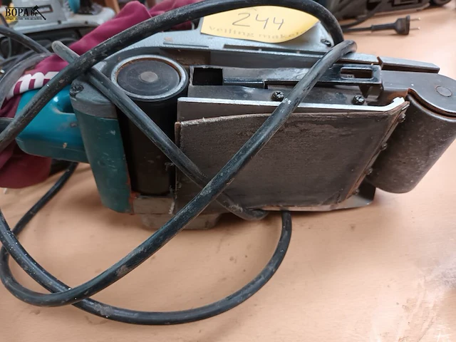 Lot 244 - bandschuurmachine makita - afbeelding 3 van  3