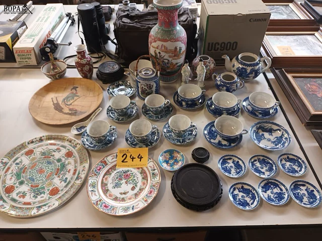Lot 244 - chinese vaas en decoratie. 45 stuks - afbeelding 1 van  6
