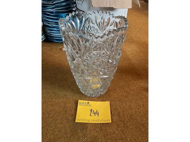 Lot 244 - kristallen vaas - afbeelding 1 van  2