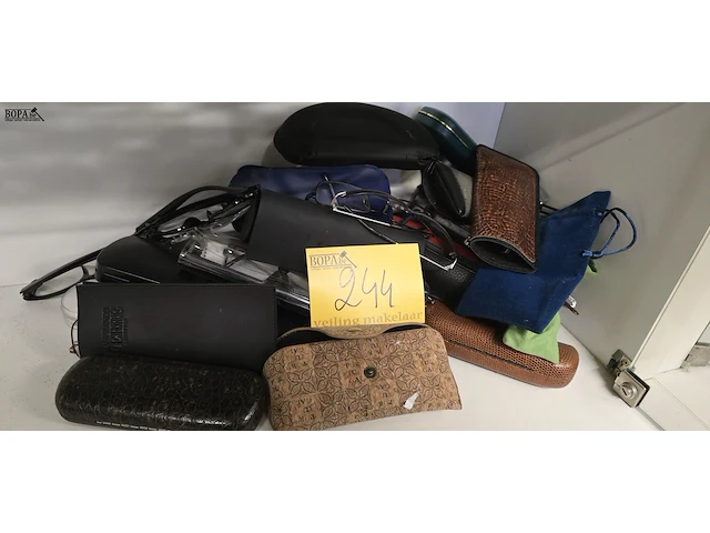 Lot 244 - lot leesbrillen en etuis - afbeelding 1 van  3