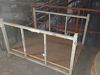 Lot 244 - metalen stapelrek - afbeelding 1 van  2