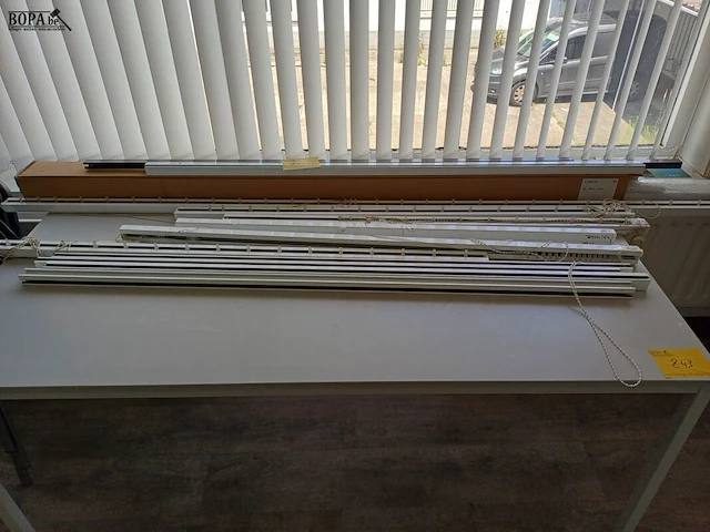 Lot 244 - raamweringen en rails. 15 stuks - afbeelding 1 van  2