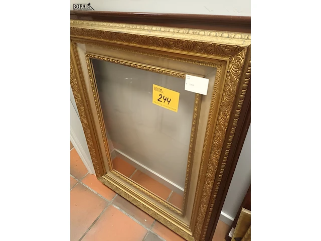 Lot 244 - vergulde kader met glas - afbeelding 1 van  3