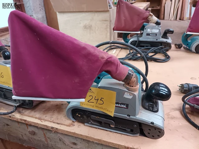Lot 245 - bandschuurmachine makita - afbeelding 1 van  3