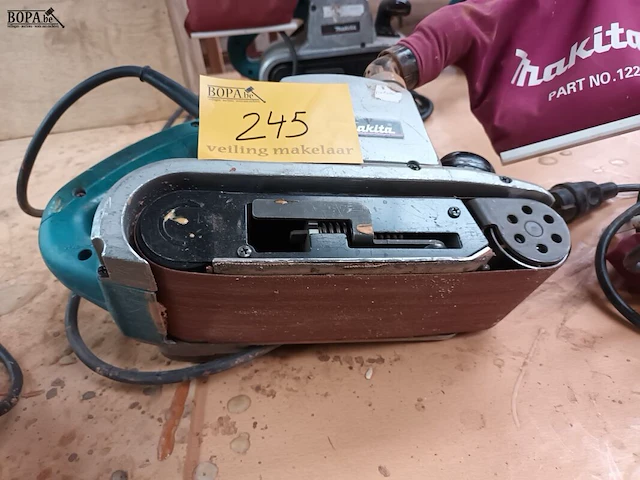 Lot 245 - bandschuurmachine makita - afbeelding 2 van  3