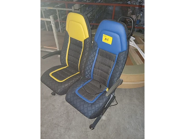 Lot 245 - busstoelen - 2 stuks - afbeelding 1 van  3