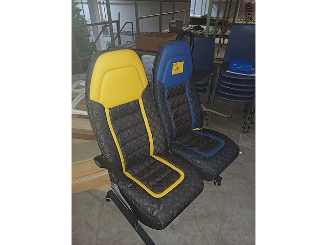 Lot 245 - busstoelen - 2 stuks - afbeelding 2 van  3