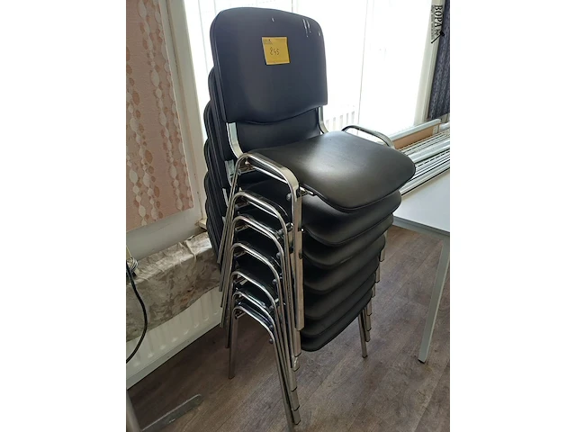 Lot 245 - lederen vergaderstoelen. 7 stuks - afbeelding 1 van  2